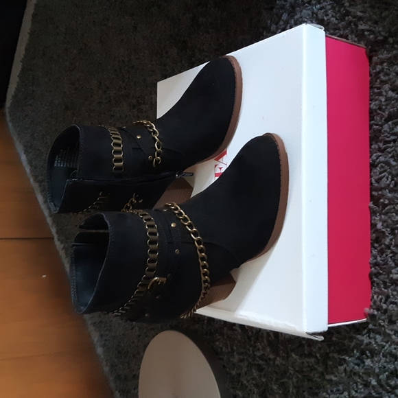 Shoes - Picture 2 of 3